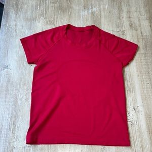 Lululemon swiftly tech 2.0- short sleeve race length size 6- Christmas red ❤️